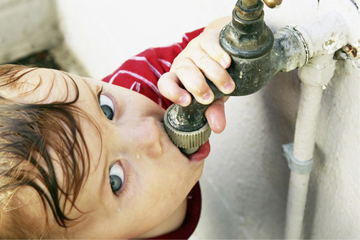 <p>
Trinkwasser muss an jeder Entnahmestelle frei von Krankheitserregern, genusstauglich und rein sein.
</p>