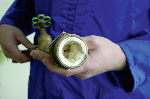 
Ein regelmäßiger Wasseraustausch in der Installation sorgt dafür, dass aus Zapfstellen hygienisches Trinkwasser fließt.
