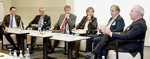 
Zum Öl-Symposium diskutierten Repräsentanten der Heizungsbranche. Die Kernfrage lautete: Werden die Weichen für die Zukunft richtig gestellt? 
