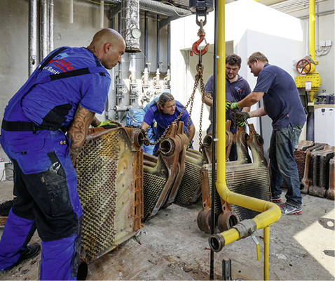 
Der Technikraum ist im fünften Obergeschoss des Gebäudes. Die Demontage über das Dach per Autokran war deshalb die einfachste Lösung. 
