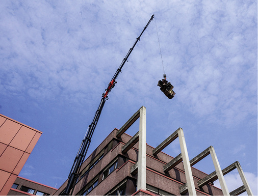 
Hier verlassen gerade ein paar alte Kesselglieder das Gebäude am Haken. Der Höhenunterschied, den der Autokran überwinden musste, beträgt 27 m.
