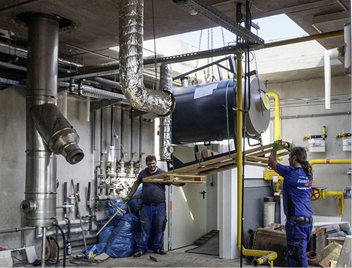 
Noch schwieriger ist natürlich die Einbringung der neuen Anlagenbestandteile in den Technikraum. Die Deckenöffnung bildete hier das Nadelöhr.
