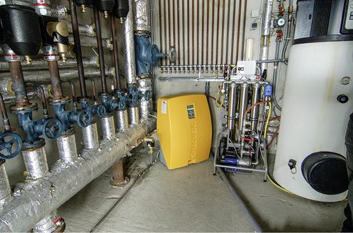 
Der Vakuumabscheider Spirovent Superior S6A passte gerade noch in die Ecke. Links davon ist die Zuleitung mit dem kleinen Magnetabscheider und rechts die Füllstation.
