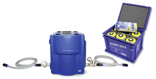 
Portable Füllwasseraufbereitungsanlage Hardy Jun. mit der Mehrwegpatrone Bobby, die es für die Vollenthärtung und Vollentsalzung gibt.
