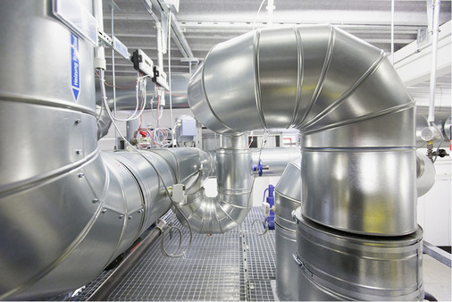 
Auch im Heizhaus ist überwiegend Schwermaschinenbau angesagt. 
