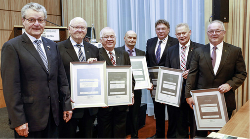 <p>
Für ihre langjährigen Verdienste im Ehrenamt zeichnete Manfred Stather aus (v. l.): Günther Kliewe, Paul Freitag, Werner Thielen, Wolfgang Bumke, Herbert Reischl sowie Dr. h.c. Joachim Eulenstein.
</p>