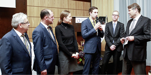 <p>
ZVSHK-Sprecher Frank Ebisch (rechts) im Gespräch mit dem Goldjungen (v. l.): die TrainerJosef Bock und André Schnabel, Anja Ziegler (Ausbildungsbetrieb), Nathanael Liebergeld und Matthias Ziegler.
</p>