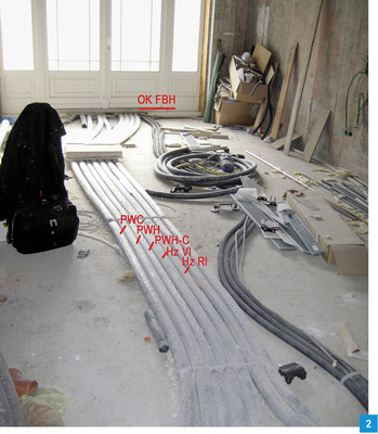 
So nicht: Werden Leitungen für Trinkwasser (kalt) und (warm) im Schacht oder im Boden verlegt, sollte ein Mindestabstand zwischen den gedämmten Leitungen eingehalten werden.
