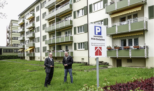 



Unter der Grünfläche vor dem Gebäude mit 30 Wohnungen der Baugenossenschaft wurde ein 45 m³ fassender Pelletspeicher installiert.
