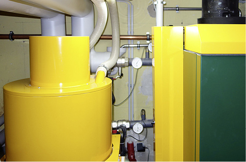



Grundlast-Pelletkessel 80 kW von KWB (r.), Saugturbine (l.) mit flexiblen Leitungen nach oben zur Außenwanddurchführung in Richtung Pelletspeicher. 
