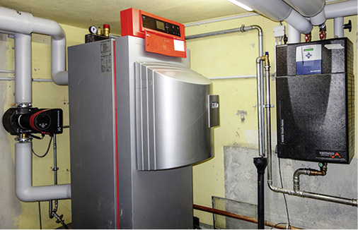 



Spitzenlastkessel mit Gas-Brennwerttechnik 130 kW (l.) von Viessmann, Trinkwasserstation (r.) von Varmeco.
