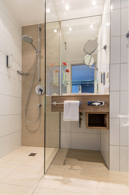 
Alle Fertigbäder sind mit elektrischer Fußbodentemperierung von AEG Haustechnik und mit einer bodengleichen Dusche ausgestattet.
