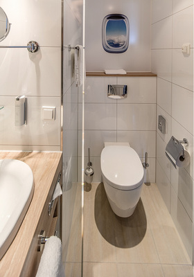 
Nette Idee: das Guck-Auge über dem WC als ein weiteres Detail der Fliegerei. Oberhalb des WC-Papierrollenhalters – und somit unmittelbar neben der Tür – befindet sich der schaltergroße AEG-Fußbodentemperaturregler.
