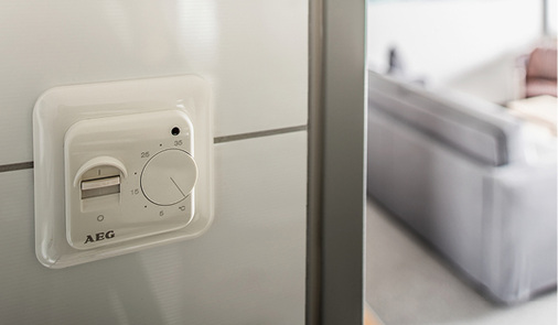 
Komfort, Design und Effizienz vereint: Mit dem selbsterklärenden AEG-Bedienregler FTE 900 SN kann jeder Gast die Fußbodentemperatur individuell einregulieren.
