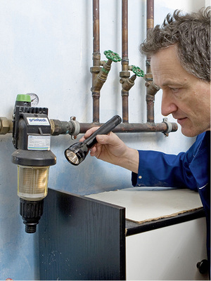 
Wesentliche Voraussetzung für eine Gefährdungsanalyse ist eine Ortsbesichtigung als Bestandteil der Ursachenaufklärung.
