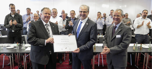 
Standing Ovations für den scheidenden Hauptgeschäftsführer: Dr. Hans-Balthas Klein (Mitte) erhielt den Wilhelm-Braun-Preis. Die höchste Auszeichnung, die das baden-württembergische SHK-Handwerk zu vergeben hat.
