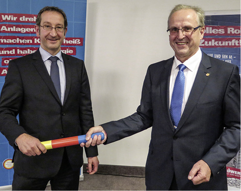 
Symbolischer Stabwechsel wie beim Staffellauf: Dr. Hans-Balthas Klein überträgt Amt und Verantwortung auf seinen Nachfolger Wolfgang Becker (links). 
