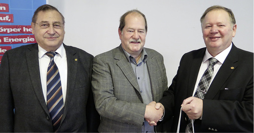 <p>
Für ihr jahrelanges Engagement dankte der Vorsitzende Joachim Butz (rechts) den ausgeschiedenen Obermeistern (von links): Paul Adis (Innung Kachelofen- und Luftheizungsbau Rottweil) und Peter Maier (Innung SHK Lörrach).
</p>