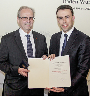<p>
Dr. Hans-Balthas Klein erhielt für seine Verdienste unter anderem das Bundesverdienstkreuz vom Stellvertretenden Ministerpräsidenten von Baden-Württemberg, Dr. Nils Schmid (rechts).
</p>