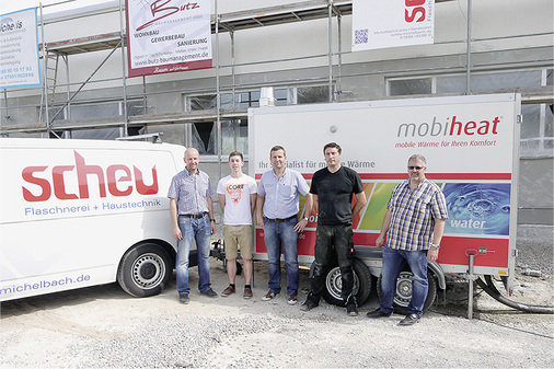 <p>
Markus Scheu (Inhaber Scheu Flaschnerei und Haustechnik), Christian Throm (Auszubildender bei Scheu), Bauleiter Volker Butz, Mobiheat-Servicetechniker Stefan Gigl und Bauherr Otto Throm (von links nach rechts) vor dem Neubau des Schulungsgebäudes.
</p>