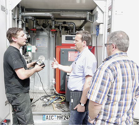 
mobiheat-Servicetechniker Stefan Gigl führt Bauherr und Bauleiter in die Bedienung der Anlage ein.
