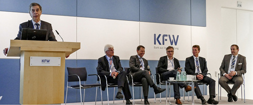 



Das Ergebnis der Podiumsdiskussion war eher ernüchternd (v. l.): Prof. Dr. Manfred Büchel, Hochschule Gelsenkirchen; Prof. Dr. Dirk Timmermann, Universität Rostock; Ruedi Brunner, ETH Zürich; Holger Wallmeier, Planungsbüro Siganet; Jörg Deitermann, Hermes Systeme; Martin Hardenfels, Wago Kontakttechnik.
