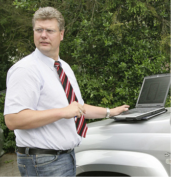 
Kai-Uwe Schäfer hat auch unterwegs alle Daten im Blick.
