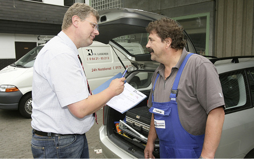 
Geschäftsführer Schäfer spricht mit seinem Mitarbeiter letzte Details zum Kundenauftrag ab.
