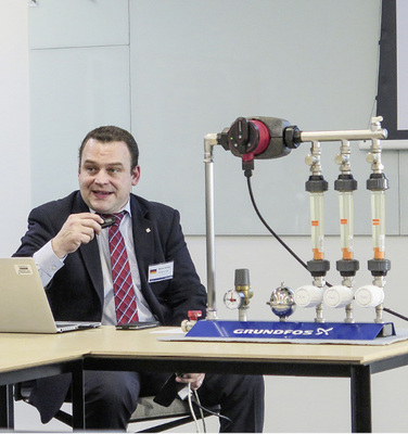 <p>
Markus Henning bei der Vorführung des neuen Verfahrens für den hydraulischen Abgleich von Grundfos.
</p>