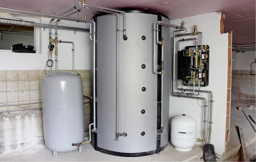 
Die niedrige Deckenhöhe des Schweinestalls führte zu einer Sonderlösung beim Pufferspeicher. Als Einzelanfertigung von Citrin-Solar kam er verkürzt auf die Baustelle.
