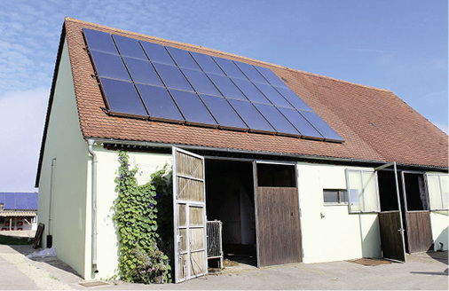 <p>
Die Solarthermieanlage mit 24 Flachkollektoren nimmt eine Gesamt-Bruttofläche von 61,7 m² ein. 
</p>