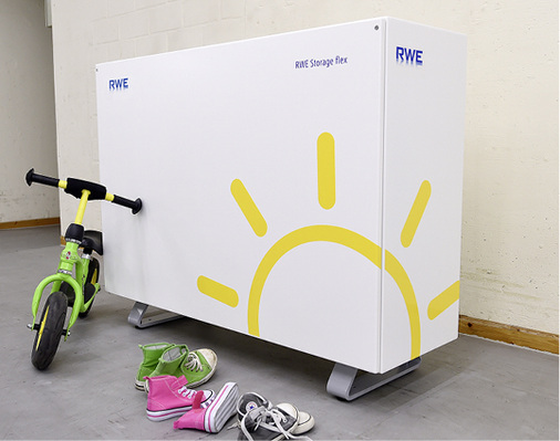 
Der RWE-Speicher Storage flex für Haushalte hat mit 10 000 Ladezyklen eine hohe Lebensdauer. Lieferbar ist er mit verschiedenen Kapazitäten von 4 bis 8 kWh.
