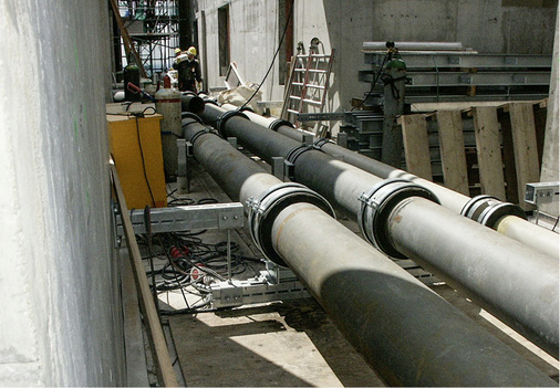 
Die Kälterohrleitungen im 42. Obergeschoss wurden mittels Centum-Wandkonsolen und Profilen ohne Bodenkontakt verlegt.
