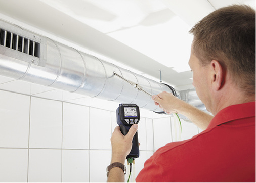 
Differenzdruckmessgeräte wie das Wöhler DC 410FLOW errechnen aus Einzelmessungen den Mittelwert. Der Gesamtluftvolumenstrom lässt sich am Display ablesen.
