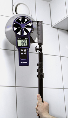 
Für Messungen an Luftdurchlässen ist die Trichtermessung mit einem Flügelradanemometer ideal. Einige Geräte ermitteln dabei auch Temperatur, Feuchtigkeit und CO
2
-Gehalt.
