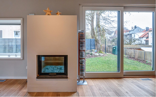 
In der ersten Heizsaison lief der wasserführende Scheitholzkamin noch regelmäßig, da das Haus austrocknen musste. 
