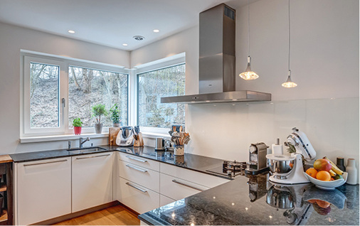 
Die Küche als Abluftraum mit entsprechender lüftungstechnischer Ausstattung.
