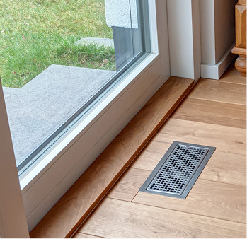 
Auslassgitter für die frische Luft im Boden des Wohnzimmers.
