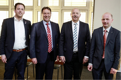 <p>
Gaben in Oberhausen Einblick in die Technik einzelner Hersteller (v. l.): Florian Wiemeyer (Oventrop), Hartmut Paßmann (SenerTec), Dieter Decker (Vaillant) sowie Dr. Bernd Wenzel (Viessmann).
</p>