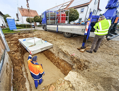 
In Regionen mit hohem Grundwasserspiegel dient z. B. eine Betonplatte mit zusätzlich installierten Spannbändern als Auftriebssicherung.
