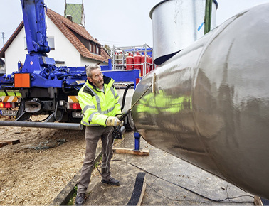 
Bevor der Flüssiggasbehälter in die Grube kommt, wird erst noch dessen Korrosionsschutz geprüft.
