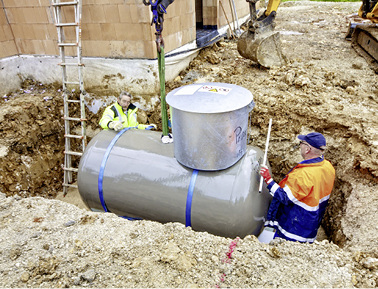 <p>
In der Grube angekommen wird der Flüssiggasbehälter exakt ausgerichtet, damit er später nicht verrutscht.
</p>