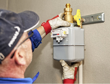 
Innerhalb des Hauses wird der Gaszähler mit dem Hauptabsperrventil angebracht und mit der Versorgungsleitung verbunden.
