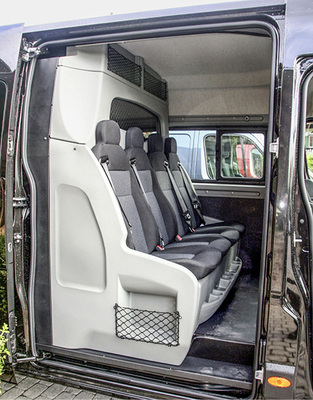 
Einheit aus Sitzreihe und Trennwand: Der Boden unter den Sitzen lässt sich für zusätzlichen Stauraum (Langgut) nutzen.
