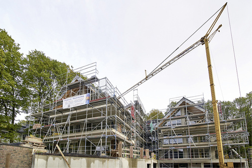 
In Mehrfamilienhäusern ist der bauliche Brandschutz nach wie vor ein heiß diskutiertes Thema, gerade bei den immer knapper werdenden Schächten.
