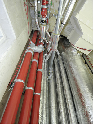 
Dicht gedrängt: Ver- und Entsorgungsleitungen und ein Lüftungskanal im Schacht einer Gewerbeimmobilie.
