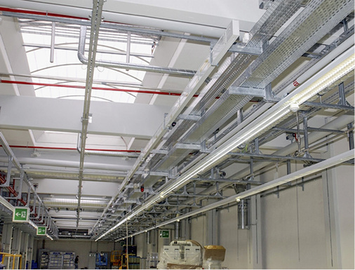 
Werden Leitungen in Rettungswegen verlegt, muss sichergestellt sein, dass bei einem Brand keine Rohre herabstürzen und den Weg ins Freie versperren.
