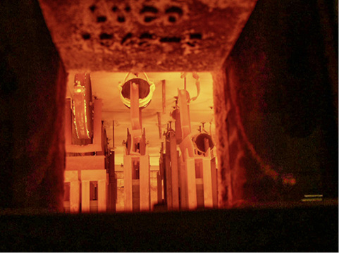 
Bei einer Versuchsdauer von bis zu 90 Minuten werden im Ofen Temperaturen über 1000 °C erreicht. Der Stahl fängt an zu glühen, wird weich und verformt sich.
