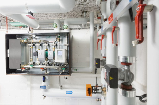 



Die abgebildete Frischwarmwasserstation ermöglicht eine Warmwasserleistung bis 125 l/min und kann bis zu zehn Duschen gleichzeitig versorgen.
