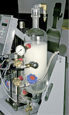 
Blick ins Innere: Die gezogene Anlagenflüssigkeit wird im Gerät in Unterdruck (Vakuum) versetzt. Dadurch entweicht die gelöste Luft nach oben und wird über den integrierten Abscheider entfernt.
